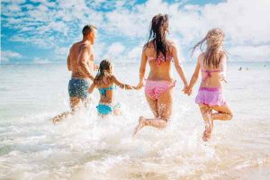 Familie am Strand von Mallorca