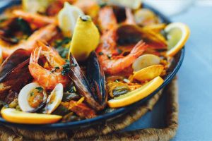 Paella am Strand essen